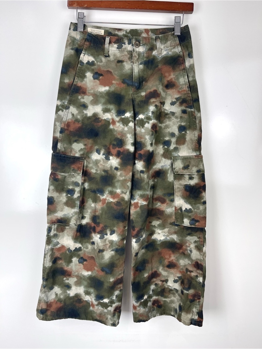 Levi’s Baggy Cargo Pants Women’s Size 23 Camouflage Cropped Camo Wide Leg Jeans